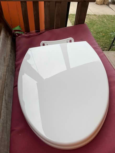 Photo of free Oblong toilet seat (75 Jerome St W.Medford) #2