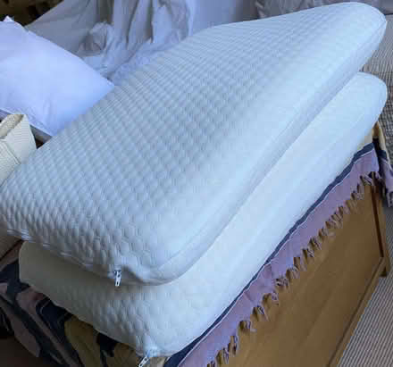 Photo of free 2 x memory foam pillows , as new (Henley-on-Thames RG9) #1