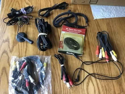 Photo of free various audio (red/white/yellow RCA) microphone and headphone cables [20886] #1
