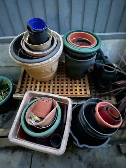 Photo of free Lots of plants pots (LE26NU LE2) #1