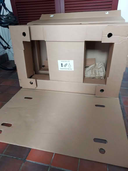 Photo of free TV Monitor Transportation/Postage Box (Morley Green SK9) #3