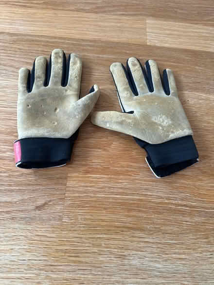 Photo of free Kids football gloves (Hazlemere HP15) #2
