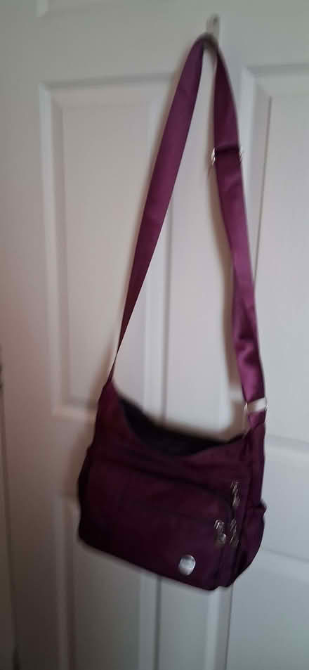 Photo of free long handle bag with zips (Wigmore LU2) #1