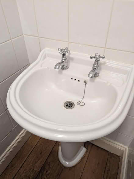 Photo of free Sink, pedestal, taps (SG5) #2