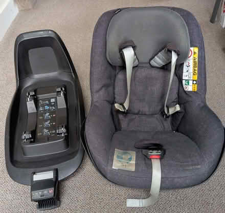 Photo of free Maxi-Cosi 2 Way Pearl Nomad Black Isofix Baby Car Seat (Winchmore Hill N21) #1