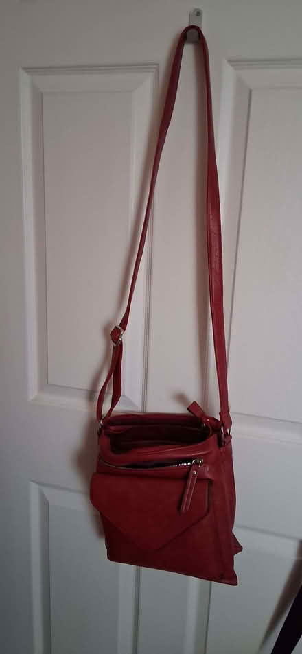 Photo of free red long handle bag with zips (Wigmore LU2) #1