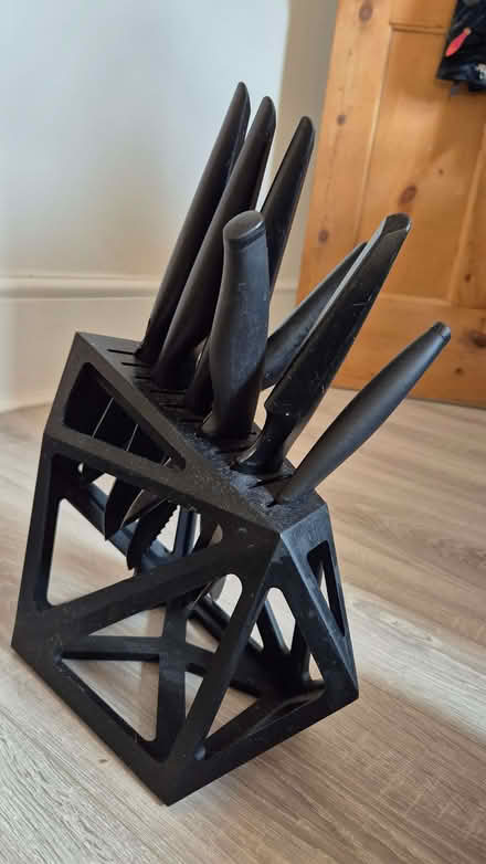 Photo of free Set of kitchen knives and support (Hanwell W13) #1
