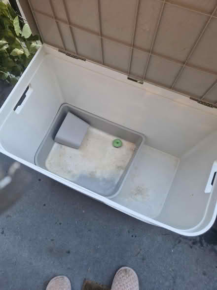 Photo of free cat litter box/enclosure (streatham common) #1