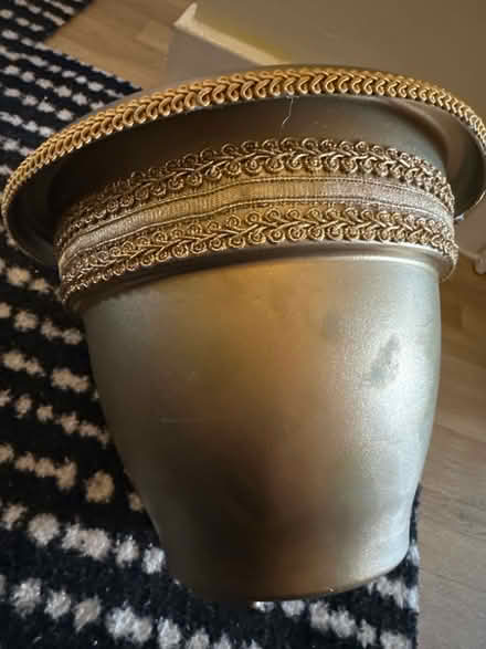 Photo of free Plastic plantpot (Oakwood LS8) #1