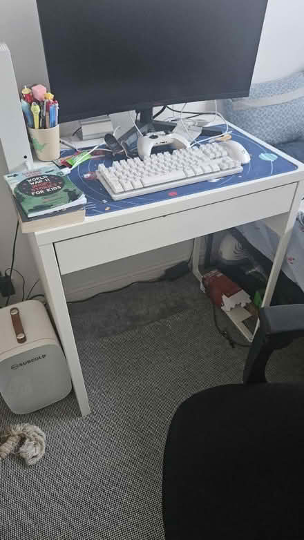 Photo of free desk (tw7 7ew) #2