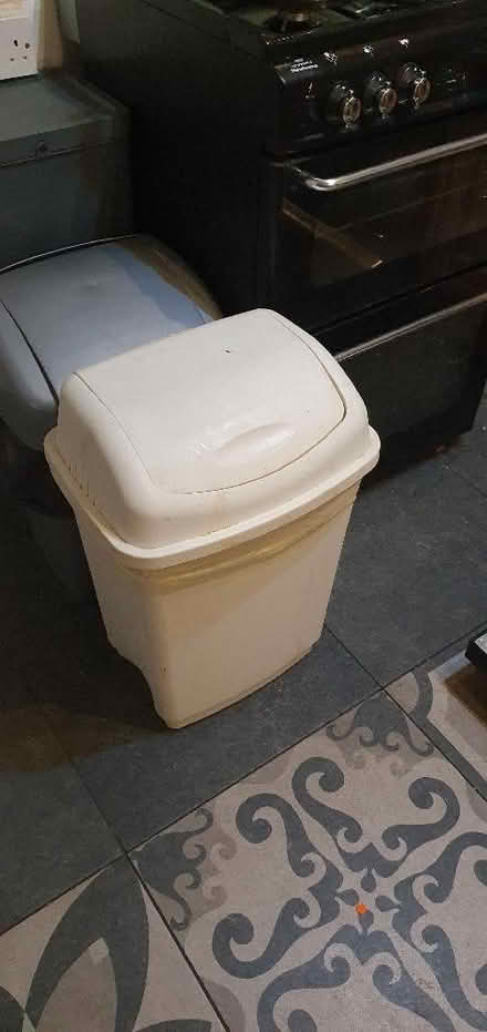 Photo of free Swing top kitchen bin (Cumnor OX2) #1