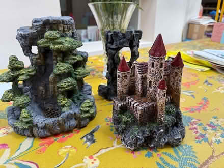 Photo of free Fish tank & lid - 18"x12"x12" - gravel & tank 'ornaments' (Craigleith EH4) #3