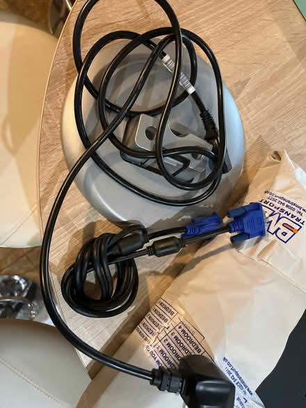 Photo of free LCD monitor and VGA leads (Surbiton KT6) #2