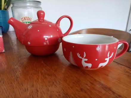 Photo of free Christmas themed teapot and cup set (Victoria SW1) #1