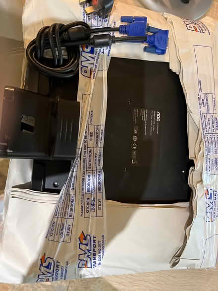 Photo of free LCD monitor and VGA leads (Surbiton KT6) #1