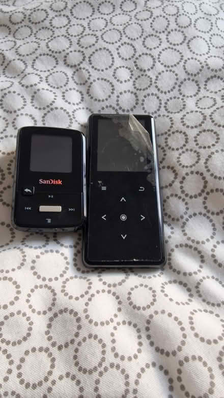 Photo of free 2 MP3 players + 1 earpod charger (Edinburgh EH7) #1