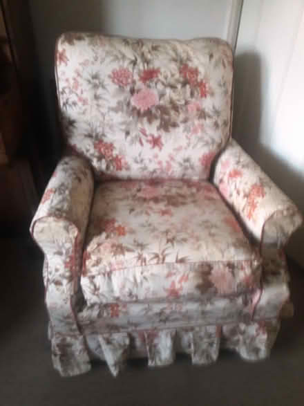 Photo of free comfortable, pretty armchair (Horsham (near station)) #1