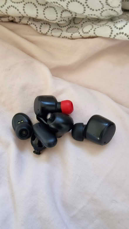 Photo of free Earphones and earpods (Edinburgh EH7) #3