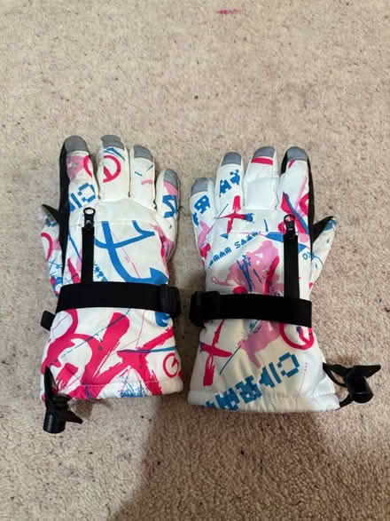 Photo of free Kids Ski Gloves - Size Small (Great Amwell SG12) #3