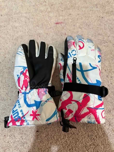 Photo of free Kids Ski Gloves - Size Small (Great Amwell SG12) #1