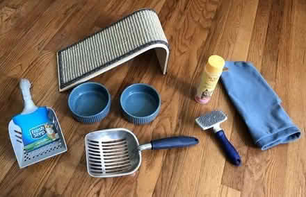 Photo of free cat stuff - bowls, litter scoops, scratcher, etc [20886] #1