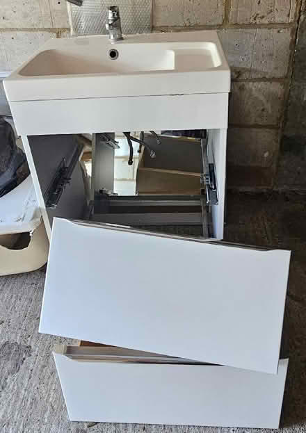 Photo of free Washbasin with vanity unit - without tap. (CT10) #1