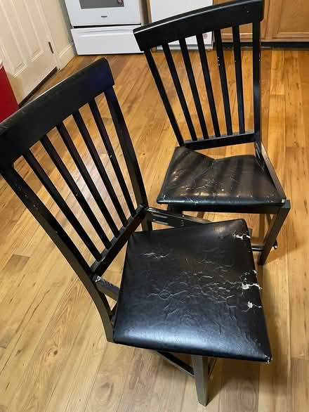 Photo of Kitchen table and chairs (Gwynn oak) #1