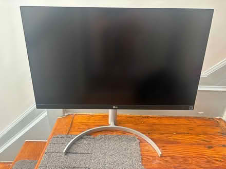 Photo of free 28” LG monitor (Upper West Side) #1