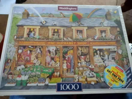 Photo of free 1000 piece jigsaw. Still sealed. (Hollingwood S43) #1