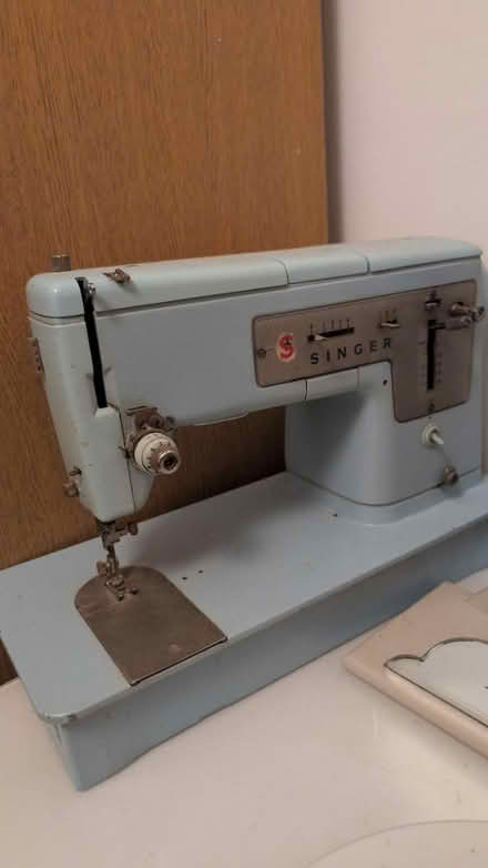 Photo of free Vintage Singer Sewing Machine (Oxford OX4) #1