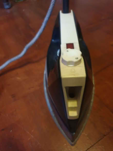 Photo of free Vintage Electric Steam Iron (For Display Only) (Breadsall DE21) #1