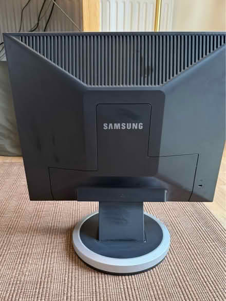 Photo of free Samsung pc monitor (Collier row romford. RM5) #2