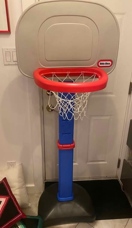 Photo of free Little kid basketball hoop (Dupont Circle) #1