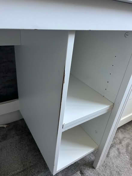 Photo of free White desk (Sutton SM1) #4