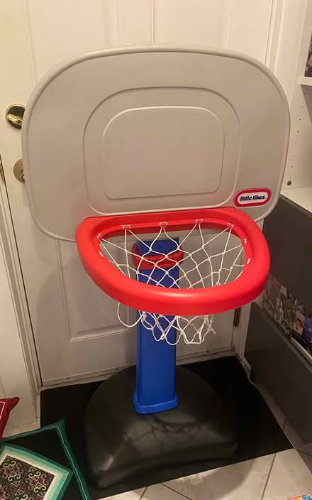 Photo of free Little kid basketball hoop (Dupont Circle) #2