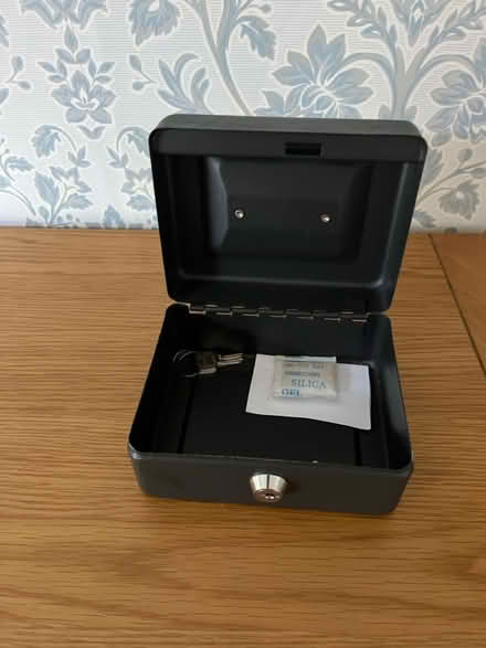 Photo of free Small tin locking box 🗃️ with keys (Keighley) #2