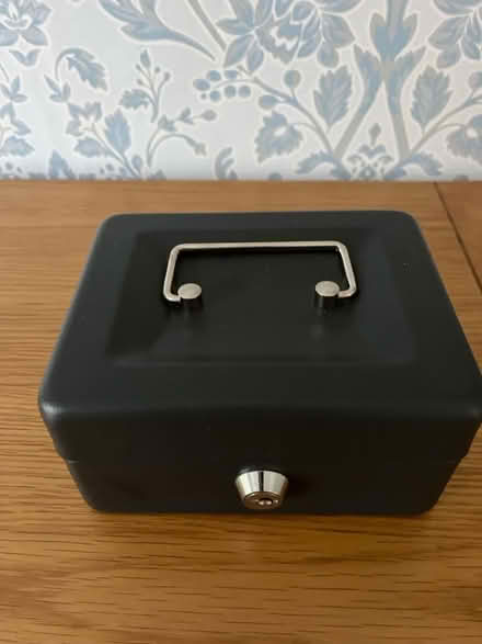 Photo of free Small tin locking box 🗃️ with keys (Keighley) #1