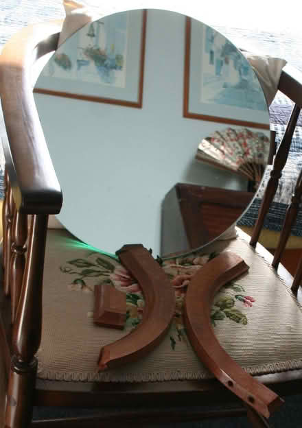 Photo of free Round mirror (Barrow upon Soar LE12) #1