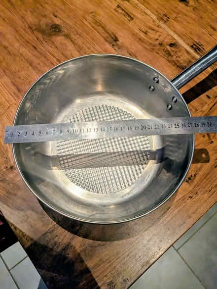 Photo of free large deep lidded (9.5cm) frying pan (Berkhamsted HP4) #1