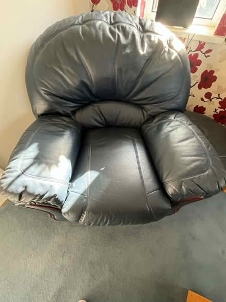 Photo of free Matching settee and recliner chair (Woking GU21 4BB) #2