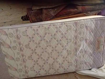 Photo of free 3' (90cm) wide mattress no fire label (Kingston Hill ST18) #1