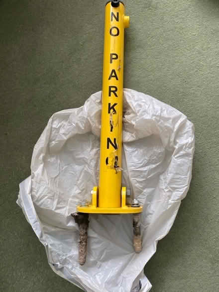 Photo of free NO PARKING Bollards (Bedford MK42) #1
