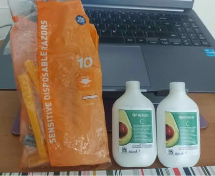 Photo of free 2 x post hair colour conditioners & 5 x disposable sensitive (Seven Sisters N15) #1