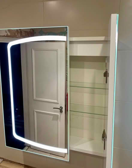 Photo of free Modern mirrored bathroom cabinet with inbuilt lighting (Belsize Park NW3) #4
