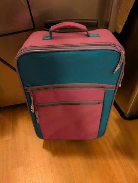 Photo of free child travel case on wheels (GU12) #1