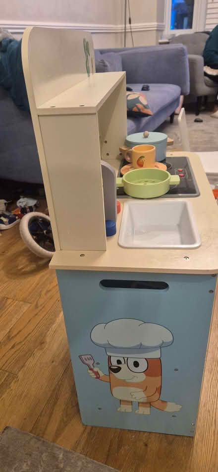 Photo of free Blue kitchen with accessories (Barkingside IG2) #1