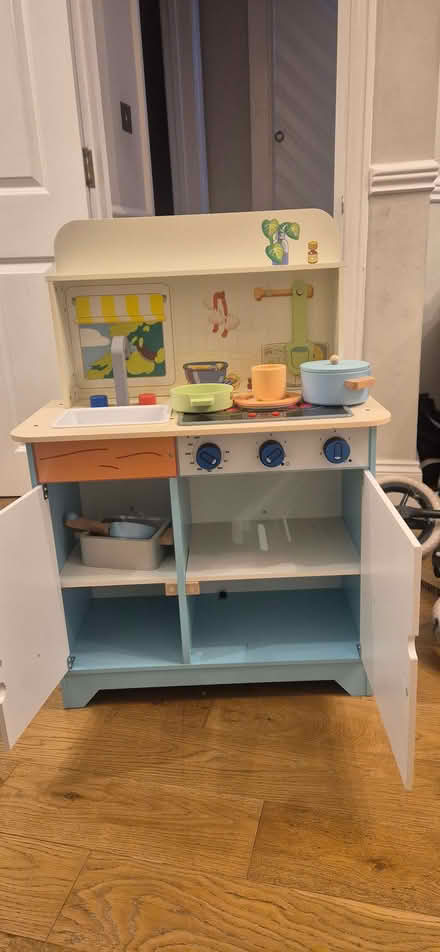 Photo of free Blue kitchen with accessories (Barkingside IG2) #2