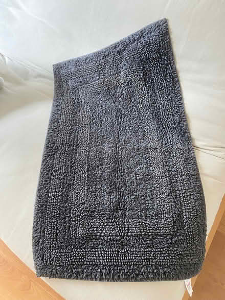 Photo of free 100% cotton used, freshly washed bath mat (Brookfield PR2) #1