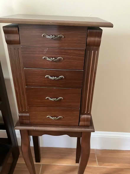 Photo of free Standing Jewerly Case (West End of Watertown) #1