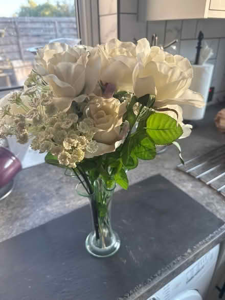 Photo of free Frilled vase and silk flowers (Croydon/West Wickham) #2